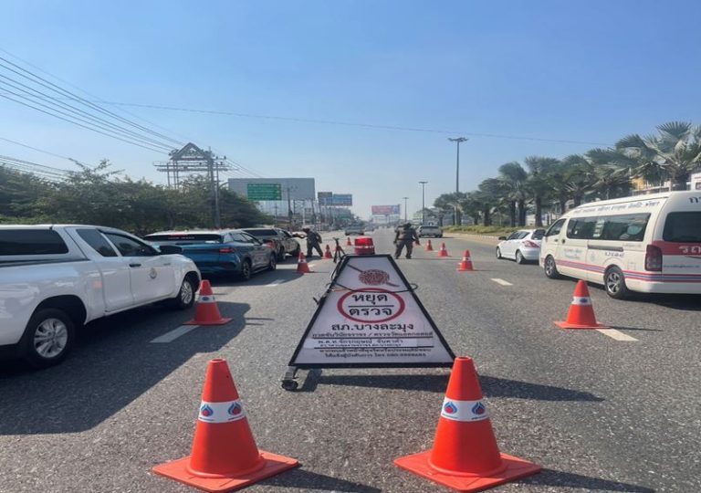 เจ้าหน้าที่ตำรวจจราจร สภ.บางละมุง ได้ตั้งจุดกวดขันวินัยจราจร บริเวณถนนสุขุมวิท ขาเข้าพัทยา ตรงข้าม สภ.บางละมุง