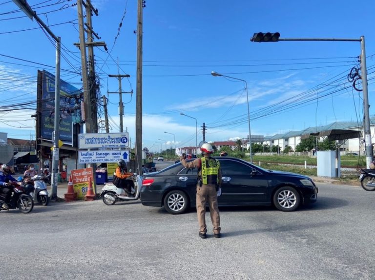 อำนวยความสะดวกด้านการจราจรบริเวณแยกทางรถไฟซอยบุญนาค